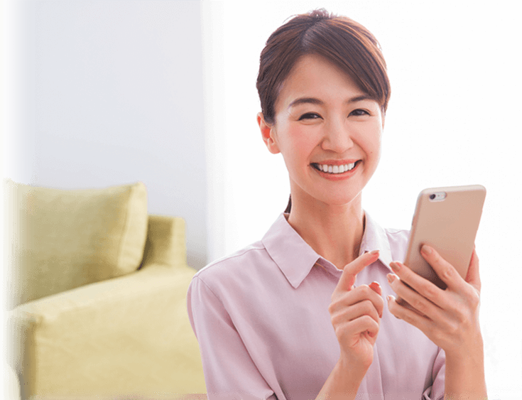 （喜ぶ女性の写真）